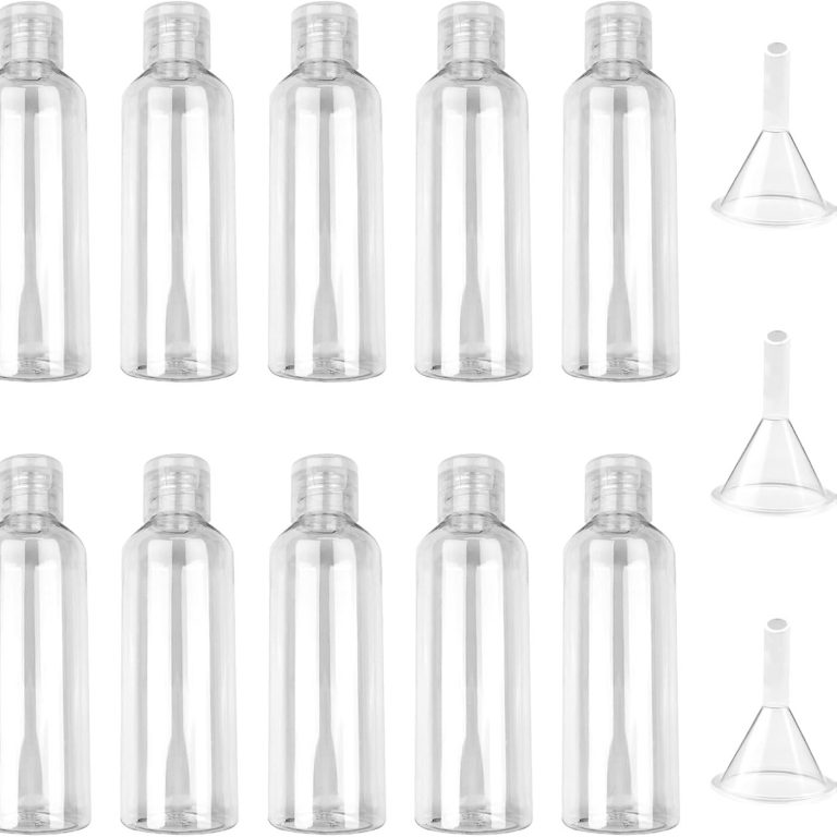 Botellas transparentes con embudos, dispuestas en filas ordenadas.