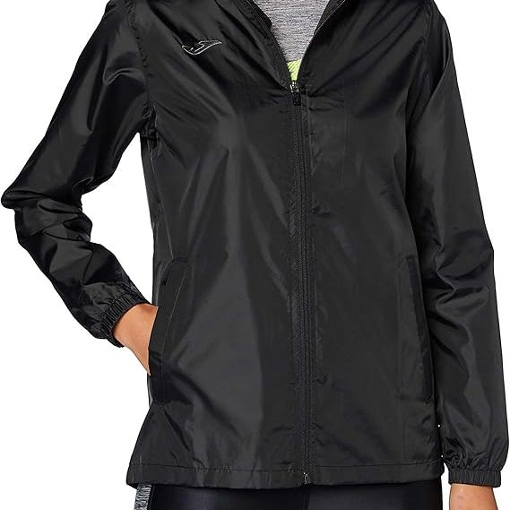 Chaqueta negra de deporte con capucha y cierre frontal.