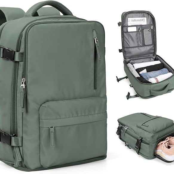 Mochila verde con compartimentos organizados y capacidad para ropa y accesorios.