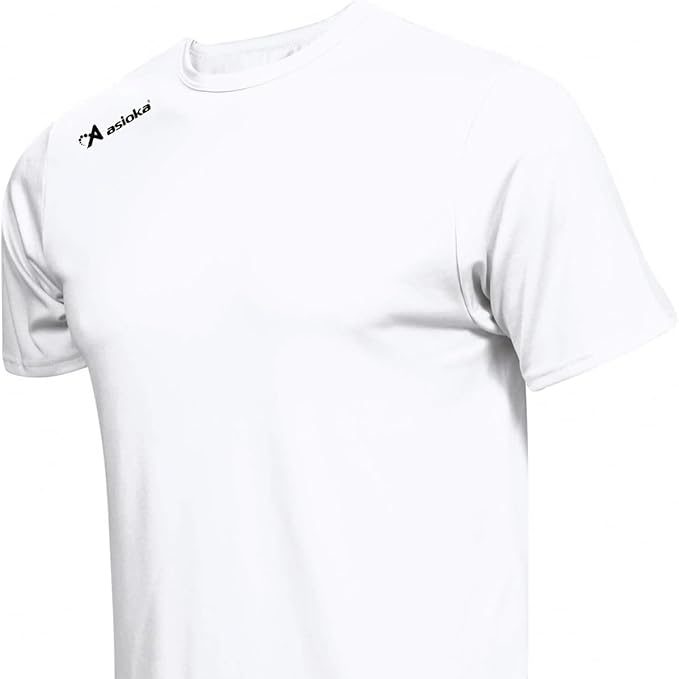 Camiseta blanca de corte clásico con logo en el hombro izquierdo.