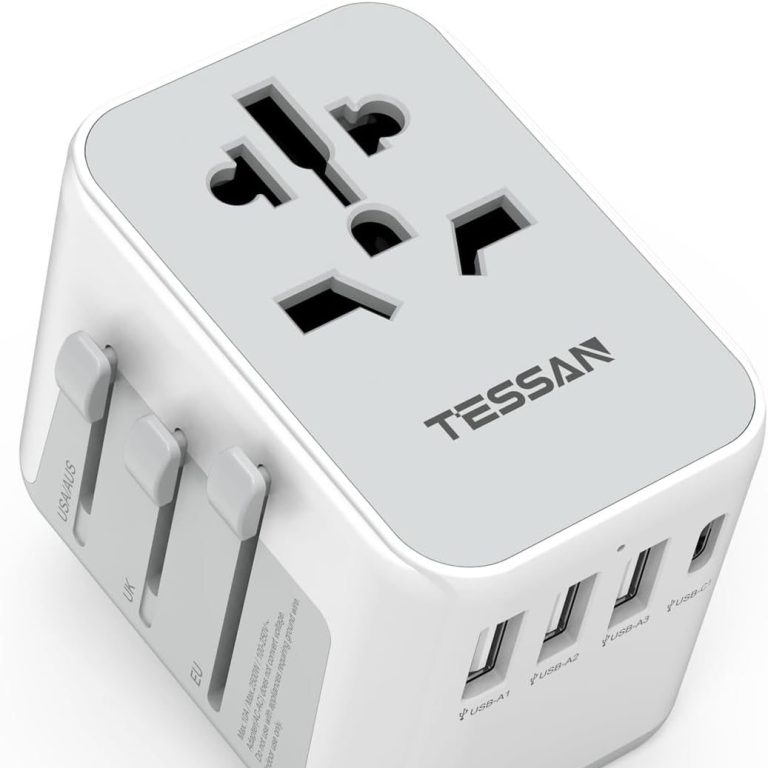 Adaptador de corriente con múltiples puertos USB y enchufes internacionales.